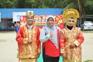 Kepala SMK Negeri 5 Pekanbaru bersama salah Satu Peserta Fashion Show Baju Adat Minang