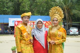 Kepala SMK Negeri 5 Pekanbaru bersama salah Satu Peserta Fashion Show Baju Adat Melayu Riau