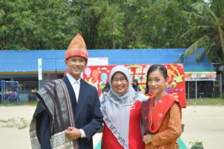 Kepala SMK Negeri 5 Pekanbaru bersama salah Satu Peserta Fashion Show Baju Adat Tapanuli Utara