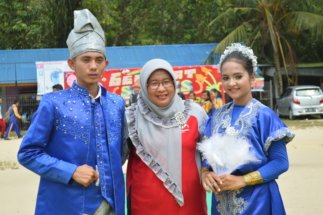 Kepala SMK Negeri 5 Pekanbaru bersama salah Satu Peserta Fashion Show Baju Adat Sulawesi