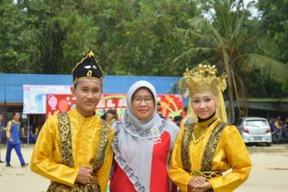 Kepala SMK Negeri 5 Pekanbaru bersama salah Satu Peserta Fashion Show Baju Adat Aceh